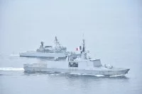 La frégate Surcouf et la frégate malaisienne Lekir