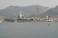 Le porte-avions Charles de Gaulle appareille pour des essais techniques