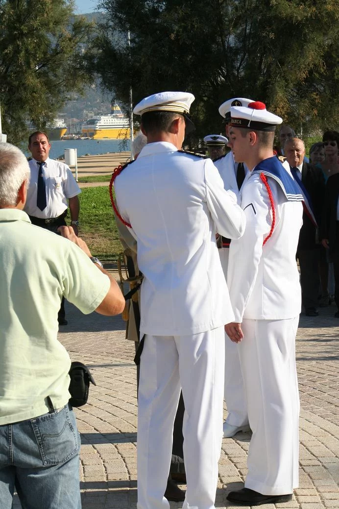 Le VAE Guillou remet sa fourragère au plus jeune de l'équipage