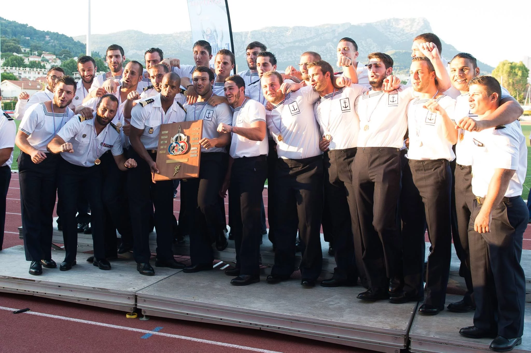 Le Rugby Club de la Marine nationale remporte le bouclier de Brennus militaire 2015