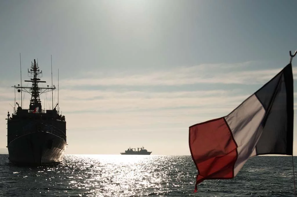 Le Cdt Birot et le Chao-Hu au mouillage en rade d'Hyères