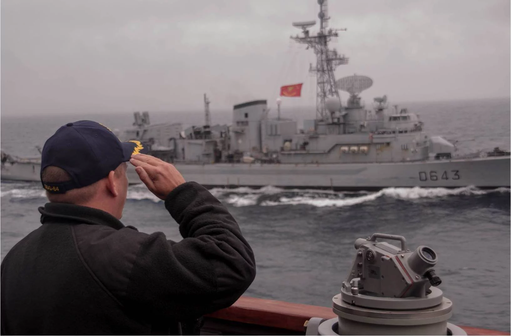 Un destroyer américain salue la frégate Jean de Vienne