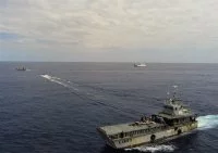 Le patrouilleur le Malin, le bâtiment garde-côte comorien Shar Shar et la vedette côtière de surveillance maritime (VCSM) Verdon