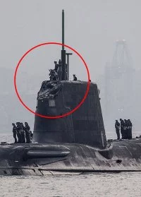 Les dégâts subis par le HMS Ambush, localisés au niveau du kiosque (massif)