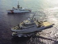 Le bâtiment de soutien Dumont d'Urville et le cutter Mohawk (USCG)