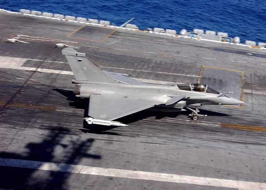 Un Rafale français se pose sur le Theodore Roosevelt