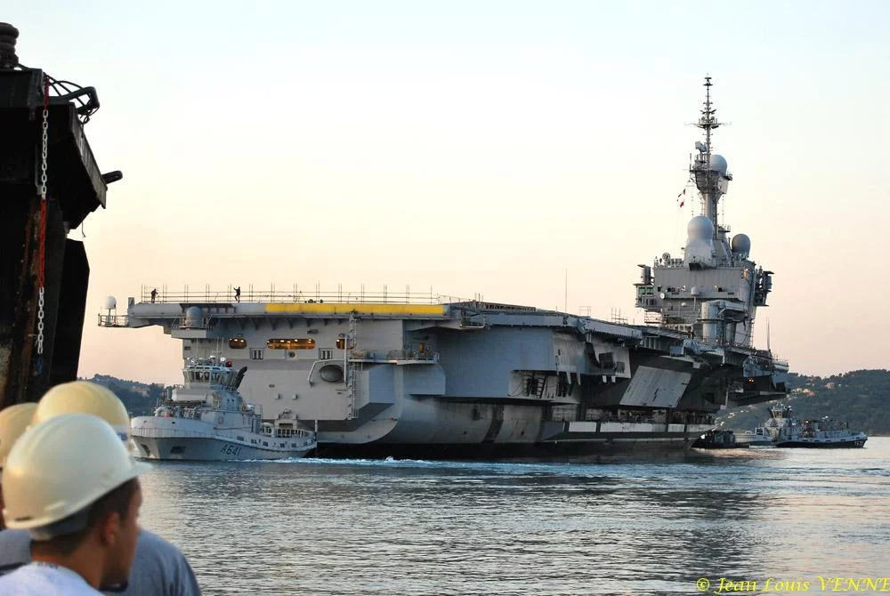 Le Charles de Gaulle sort du bassin