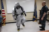 Un marin américain teste un prototype de combinaison de protection contre la vapeur