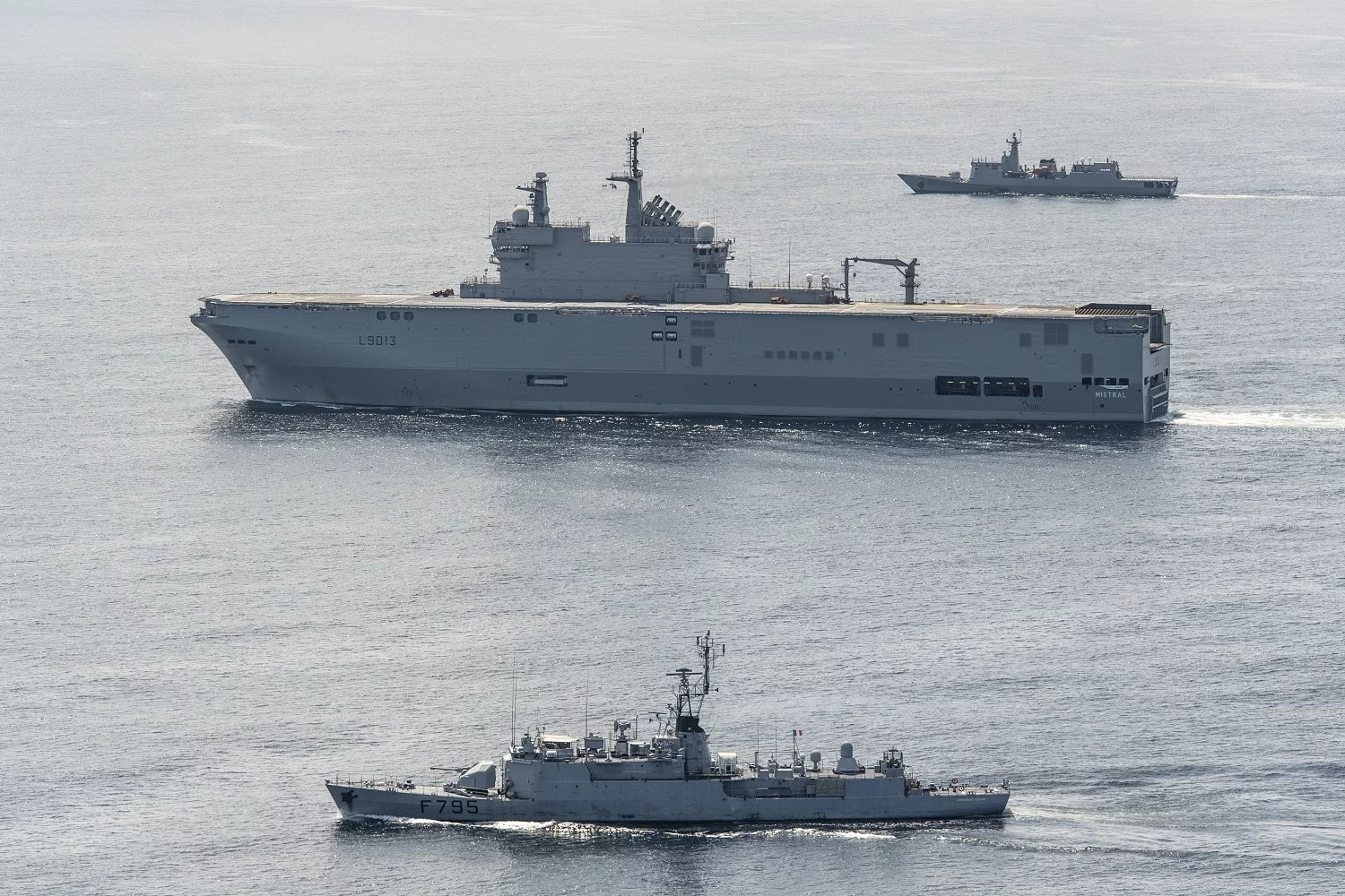 Le BPC Mistral, l'aviso Commandant Ducuing et la frégate nigériane Unity