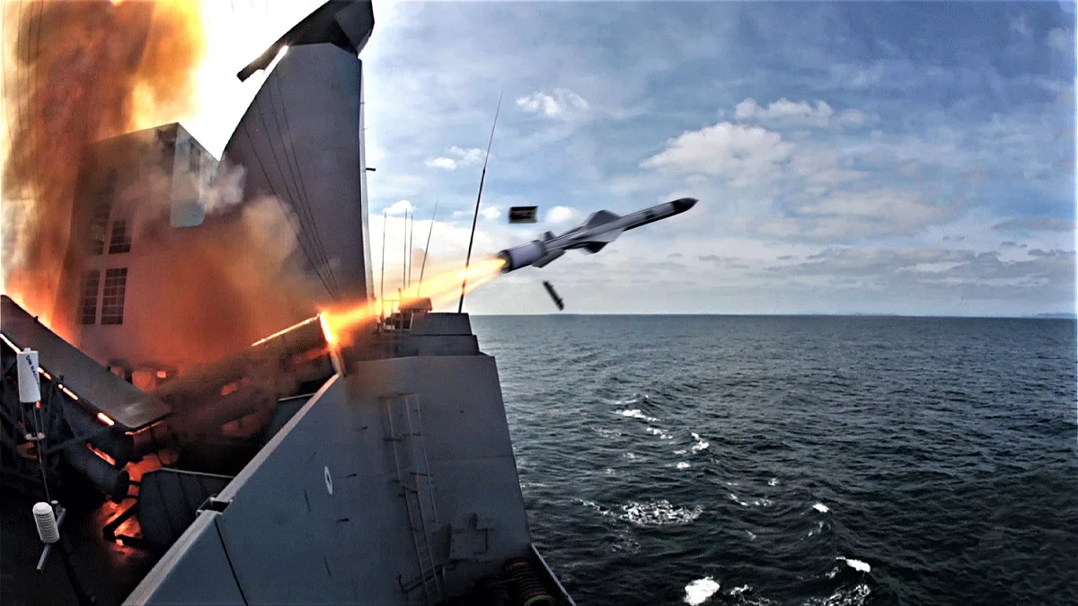 Le frégate Chevalier Paul lance un missile Exocet MM40 Block 3