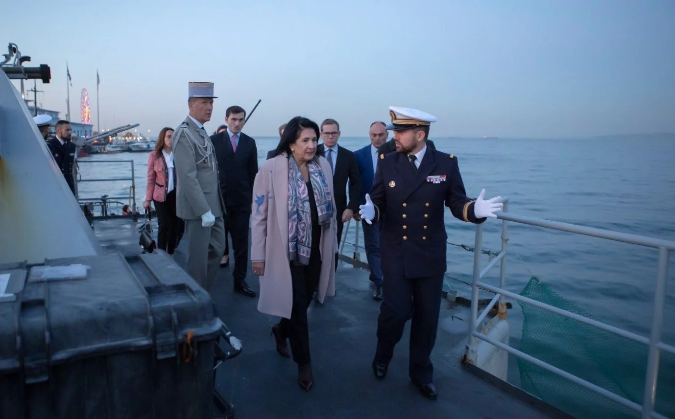 La présidente de la Géorgie visite le Commandant Birot