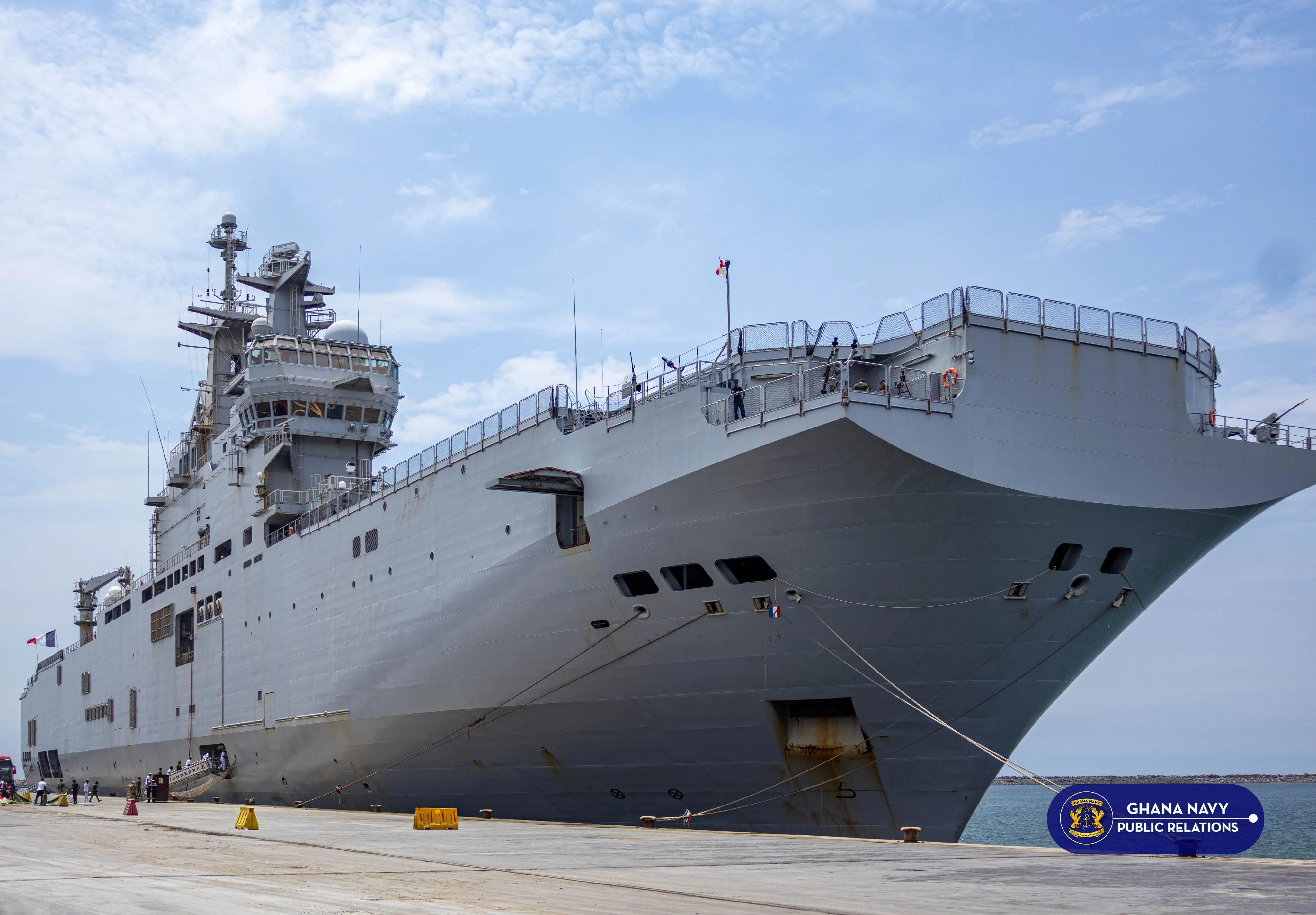 Le porte-hélicoptères Tonnerre dans le port de Tema (Ghana)