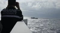 Le bâtiment de soutien et d’assistance d’outre-mer (BSAOM) Bougainville contrôle un bateau de pêche