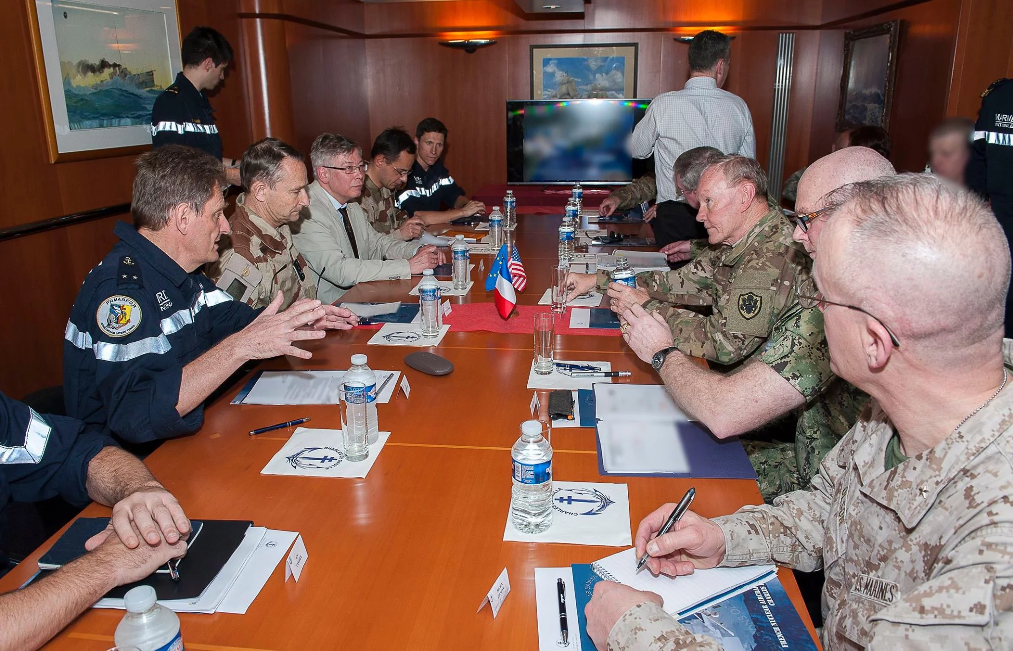 Le chef d’état-major des armées accueille son homologue américain à bord du Charles de Gaulle