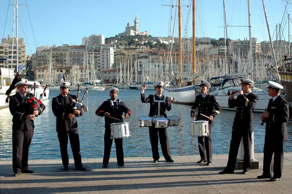 Le bagad de St-Mandrier sur le Vieux-Port de Marseille