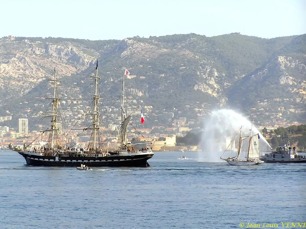 Le Bélem est accueilli à Toulon par la marine nationale
