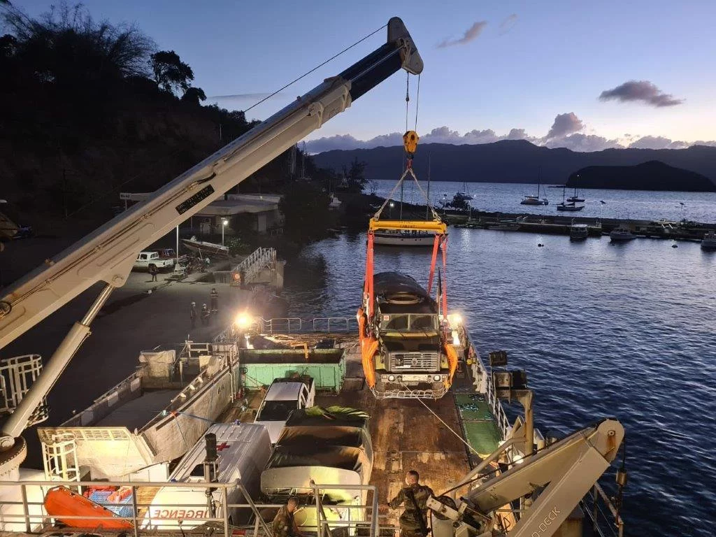 Le BSAOM Bougainville débarque du matériel  sur l’île d’Hiva Oa