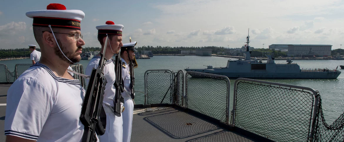 Le Mistral et le Courbet entrent dans le port de Singapour