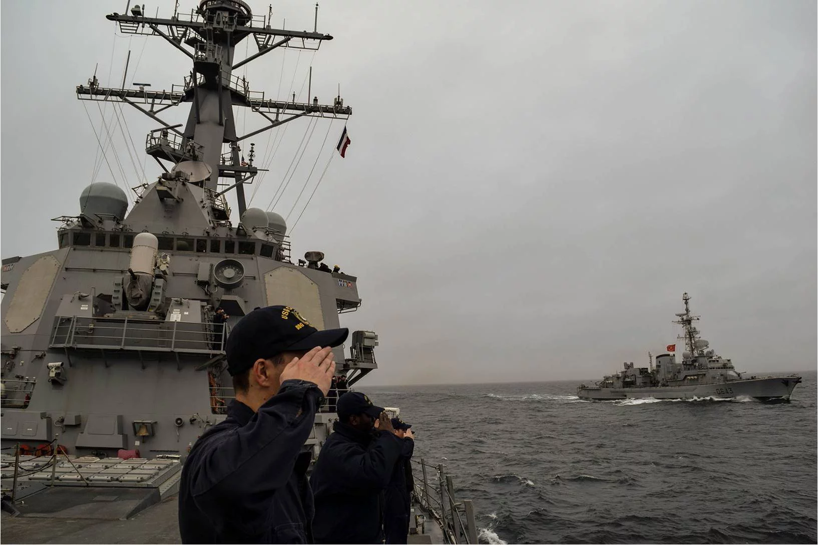 Un destroyer américain salue la frégate Jean de Vienne
