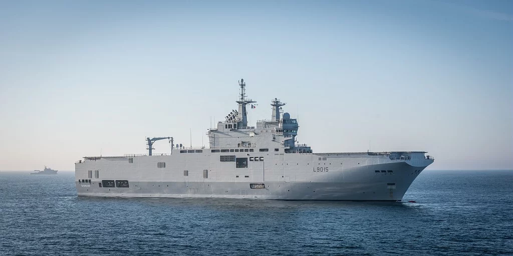 Le porte-hélicoptères amphibie Dixmude