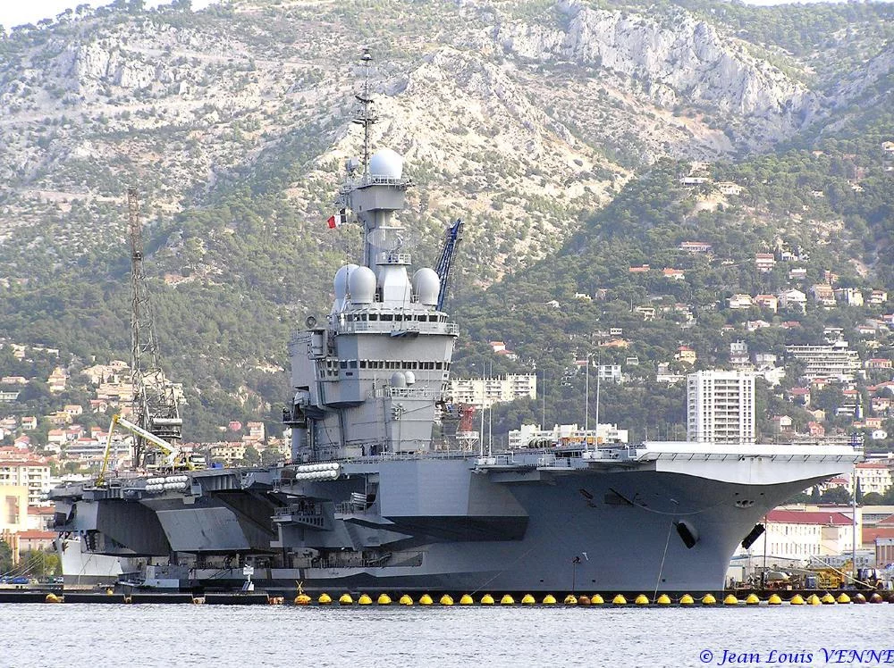 Le porte-avions Charles de Gaulle après son retournement