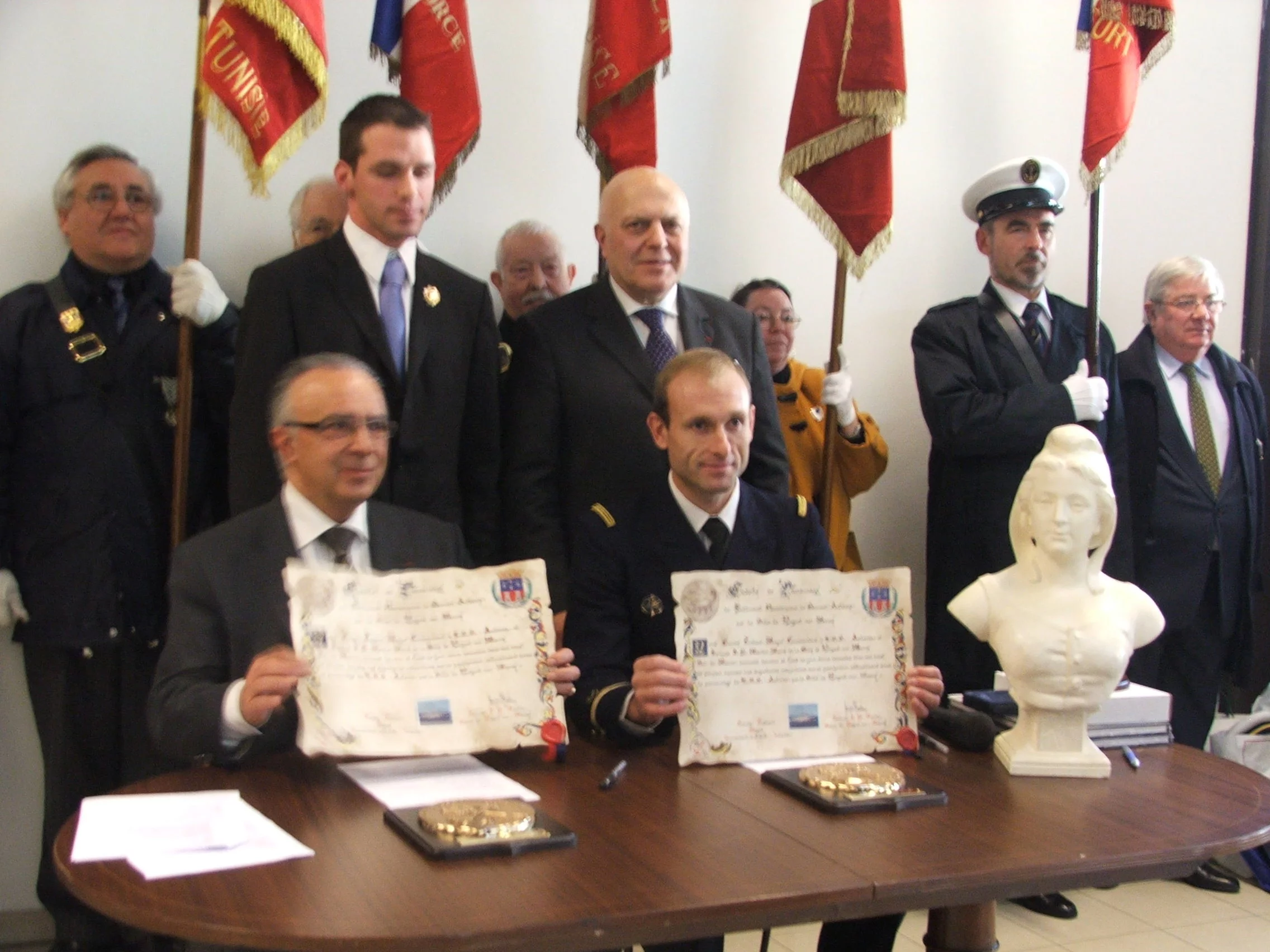 Le maire et le commandant présentent la charte qu'ils viennent de signer