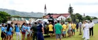 L'Alouette III du Prairial posé devant le collège de Papara