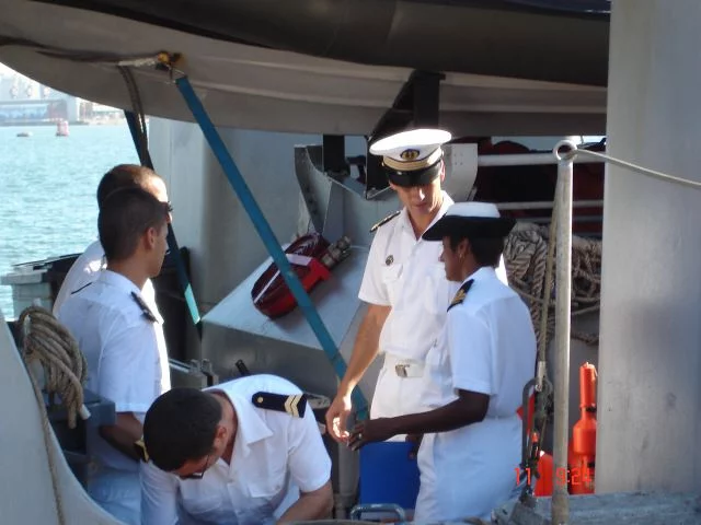 Le Lt K. Starling accueille le commandant de La Boudeuse