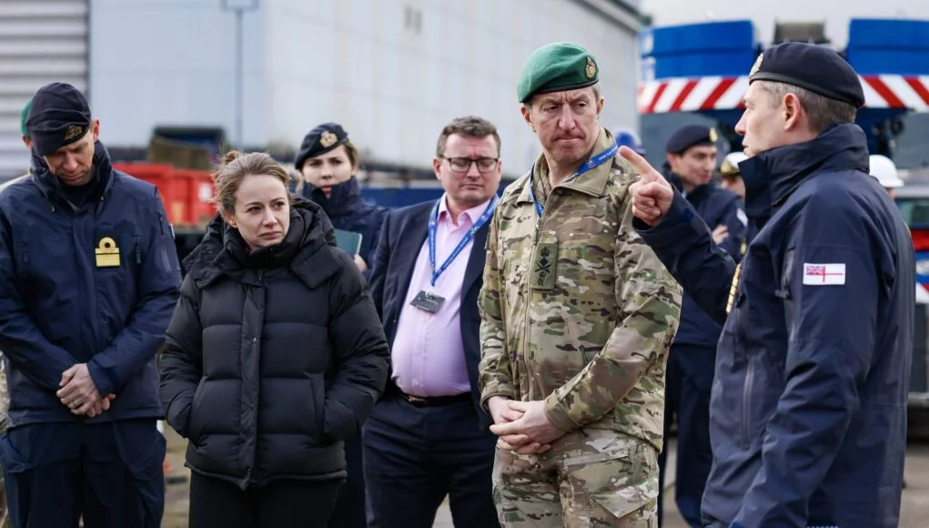Le Premier Lord de la Mer, le général Sir Gwyn Jenkins, s'est rendu à la base navale de Clyde