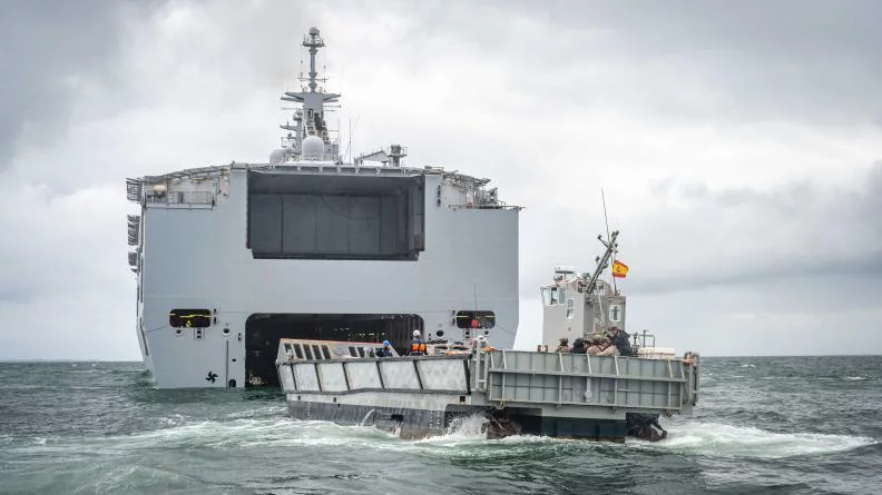 Le porte-hélicoptères Mistral et une embarcation de débarquement