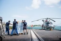 Embarquement de palettes de bouteilles d'eau