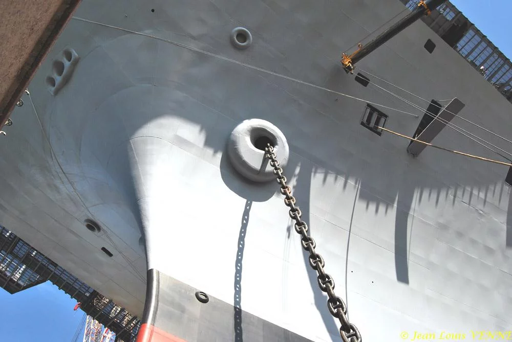 Le Charles de Gaulle ré-embarque ses lignes de mouillage
