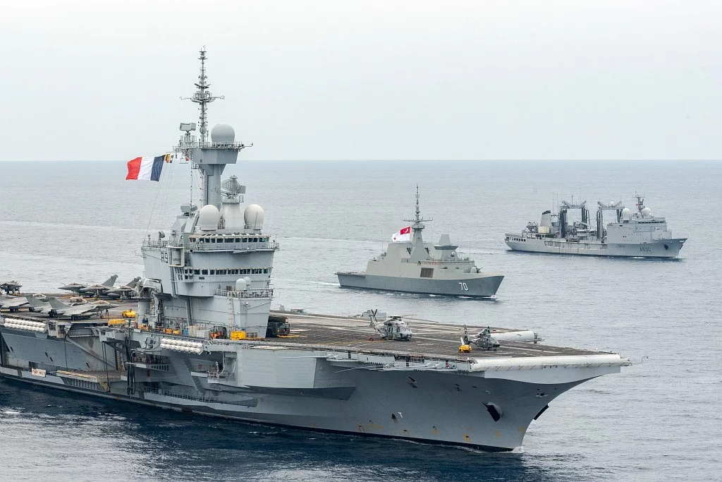 Le porte-avions Charles de Gaulle, la frégate singapourienne RSS Steadfast et le BCR Marne