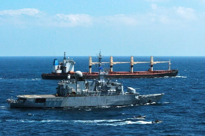 La frégate Nivôse porte assistance à un navire relaché par les pirates somaliens