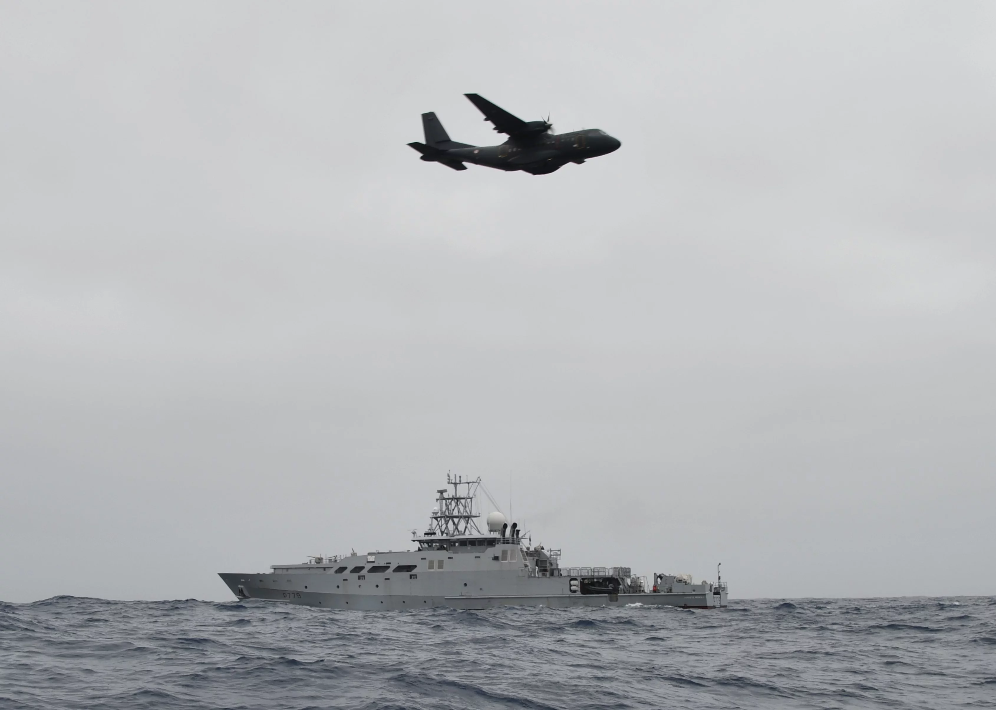 Tarpon entre le POM Auguste Bénébig et un avion CASA de l’ET52 basé à Nouméa