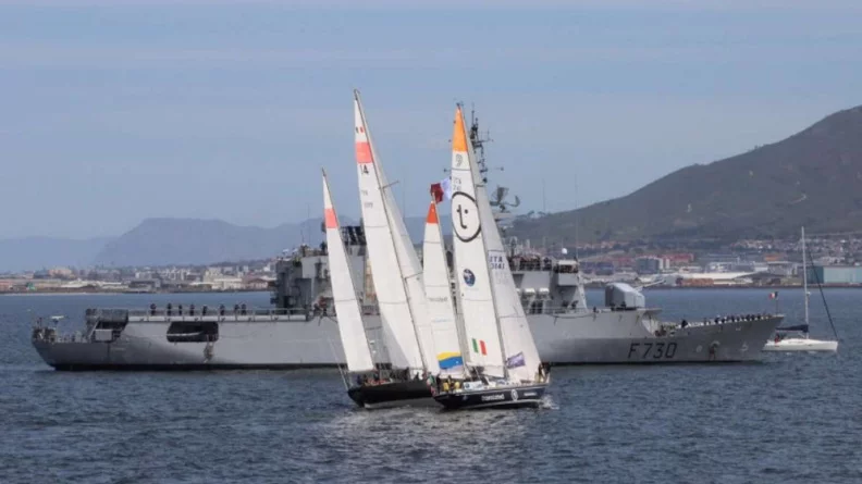 La frégate Floréal donne le départ de la 2e étape de l’Ocean Globe Race au Cap (Afrique du Sud)