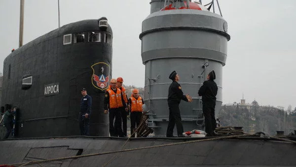 Des experts de l'OTAN visitent le sous-marin russe Alrosa