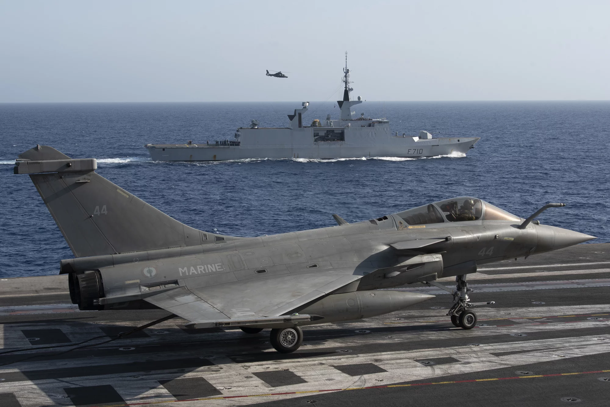 La frégate La Fayette aux côtés du porte-avions Charles de Gaulle