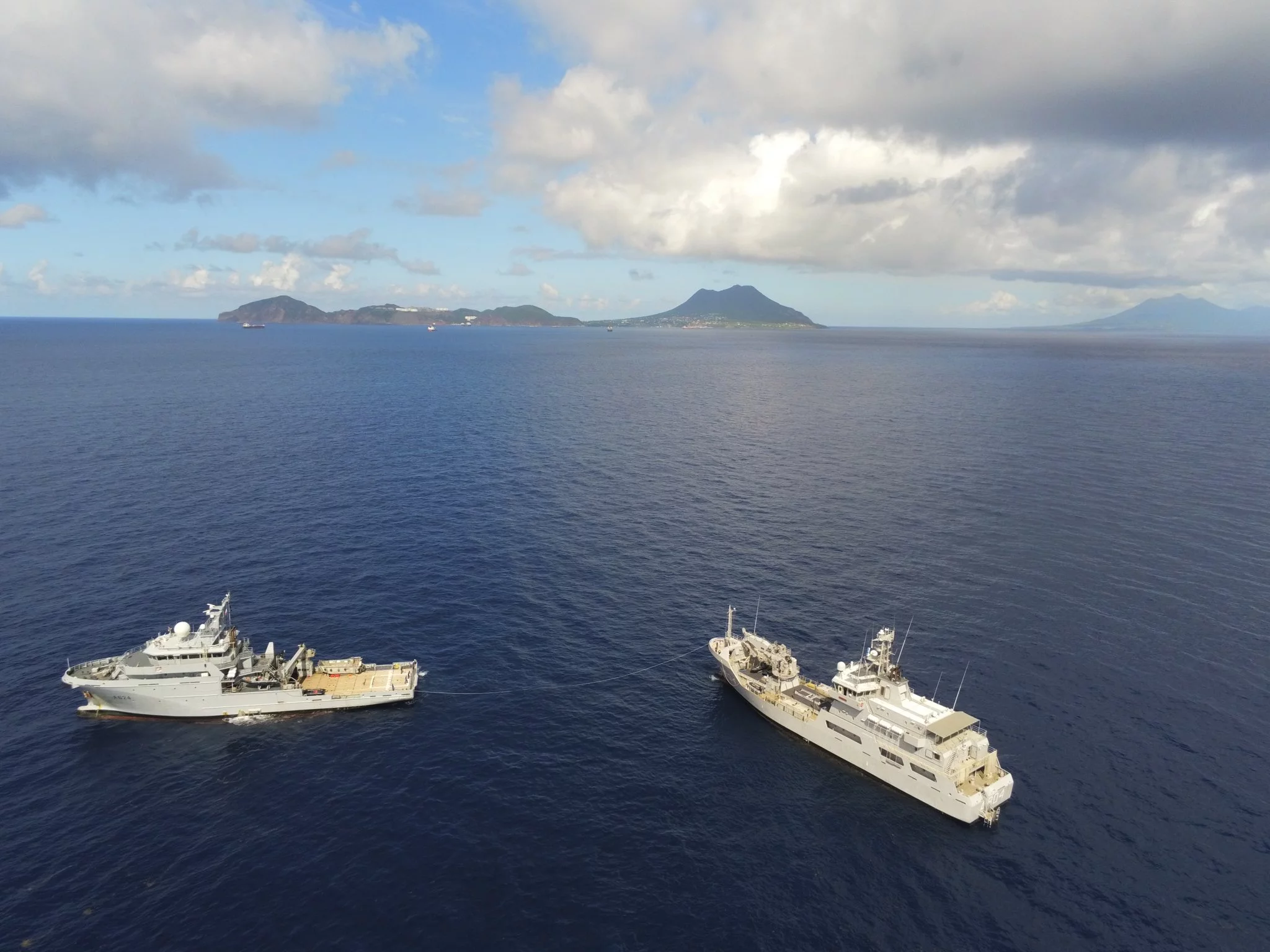 Le bâtiment de soutien Dumont d’Urville et le patrouilleur néerlandais Pelikaan
