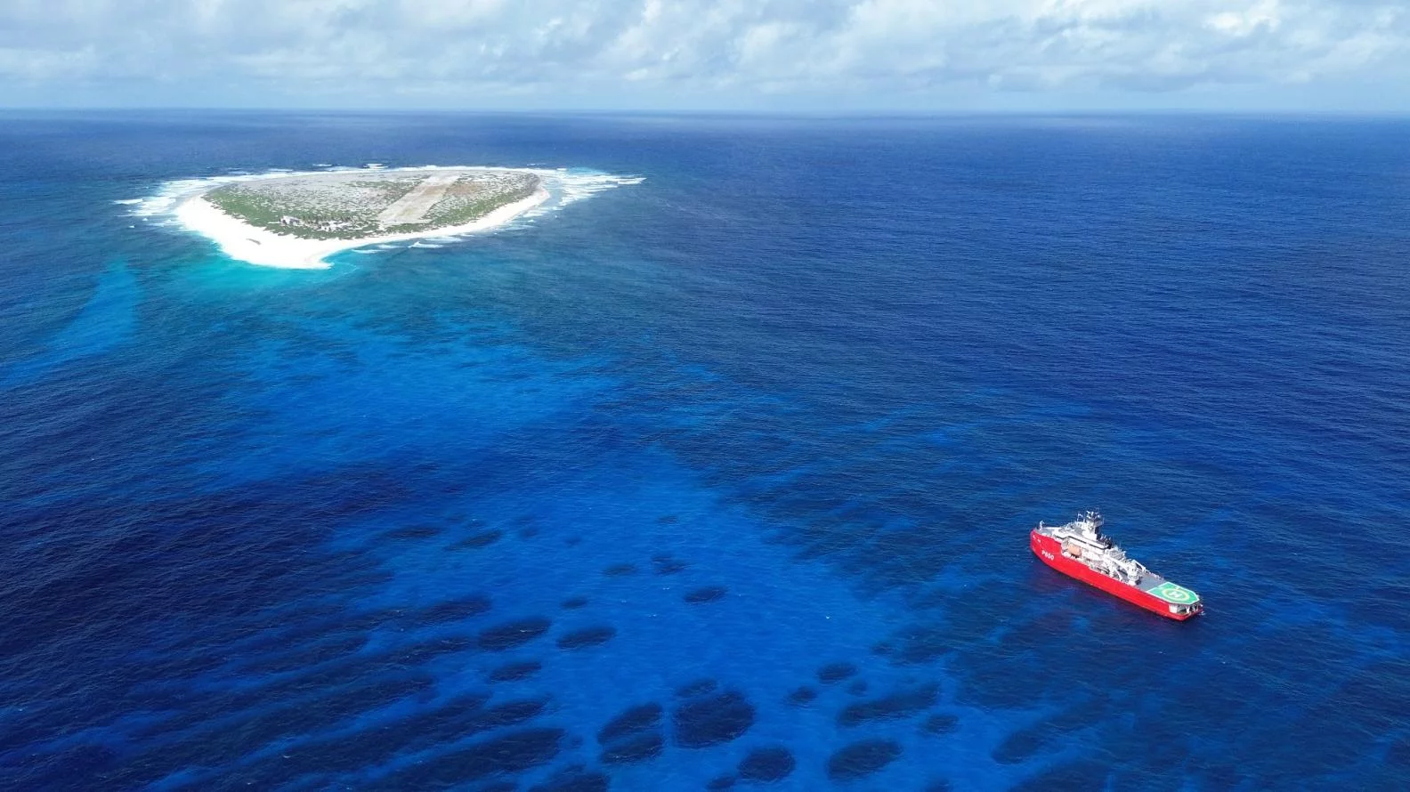 Le patrouilleur polaire L’Astrolabe au large de l’île de Tromelin