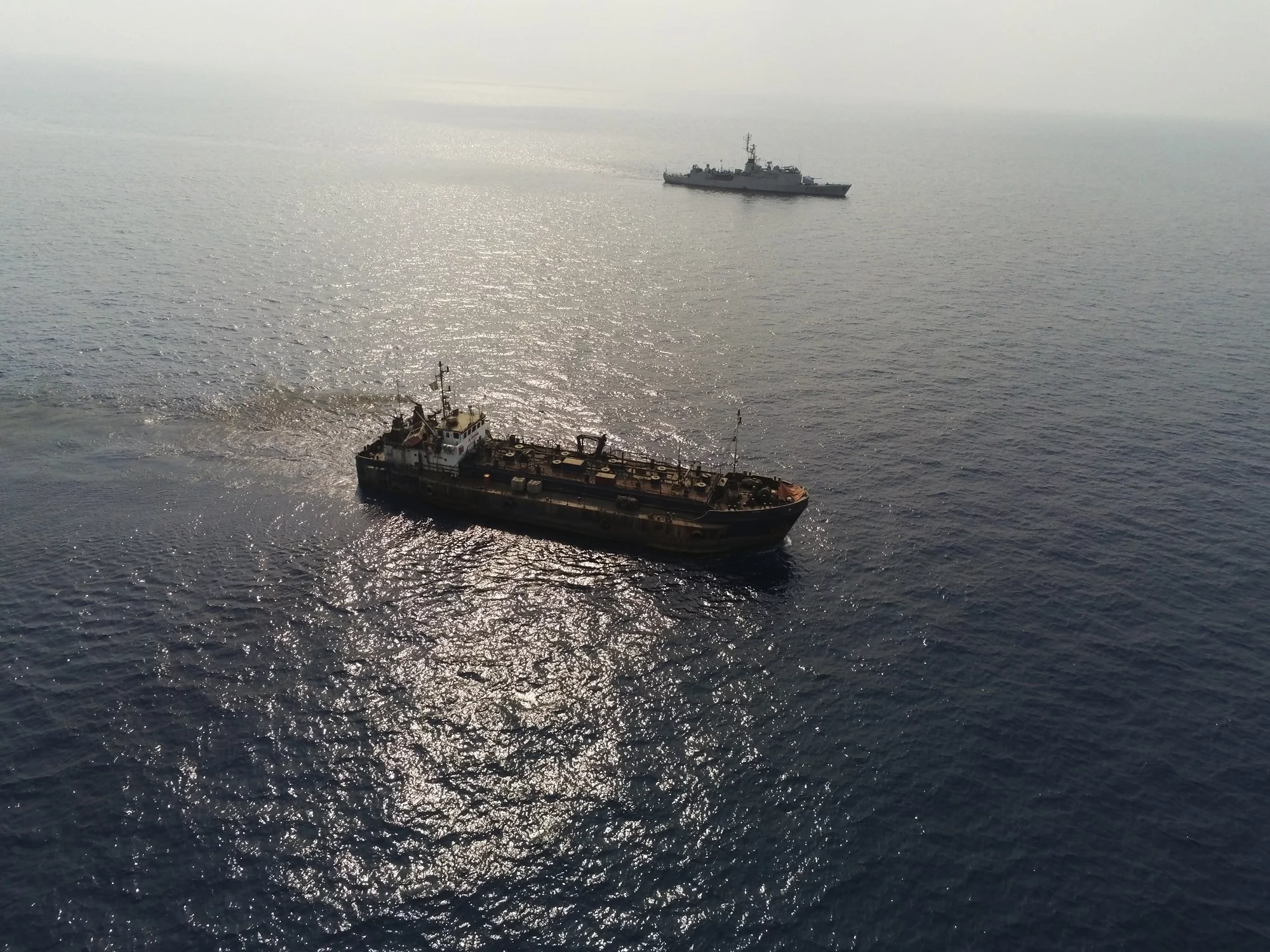 Le patrouilleur EV Jacoubet accompagne un navire de commerce