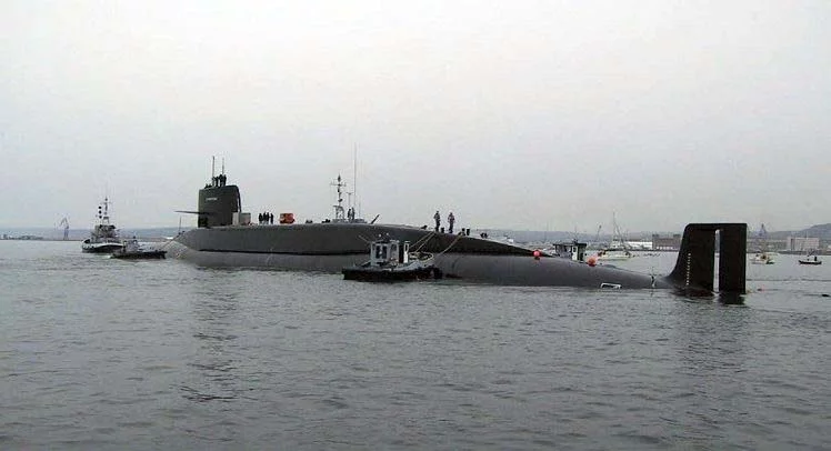Le SNLE Le Redoutable arrive à la Cité de la mer à Cherbourg (4 juillet 2000).