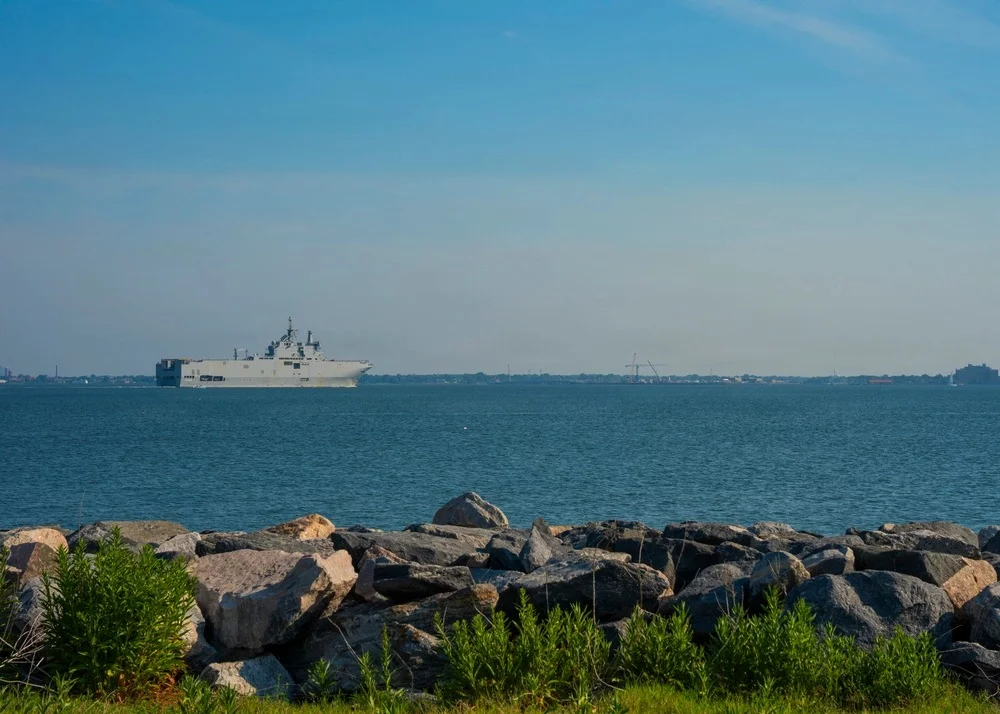 Le porte-hélicoptères Dixmude appareille du port de Norfolk (Etats-Unis)