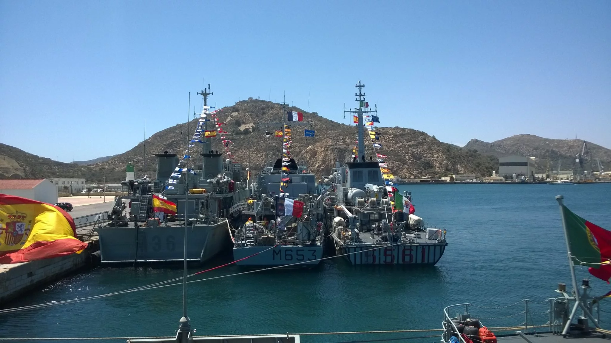 Le Capricorne encadré par des chasseurs de mines espagnol et italien