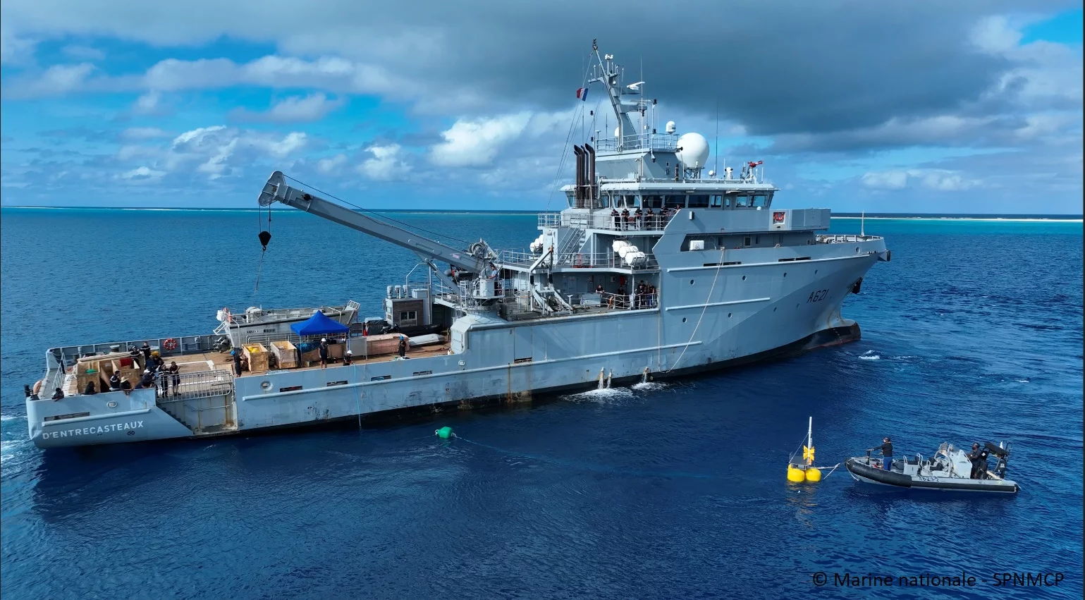 Le bâtiment de soutien D’Entrecasteaux mouille des bouées de surveillance dans les Chesterfield