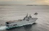 Le BPC Mistral et le patrouilleur espagnol Centinela