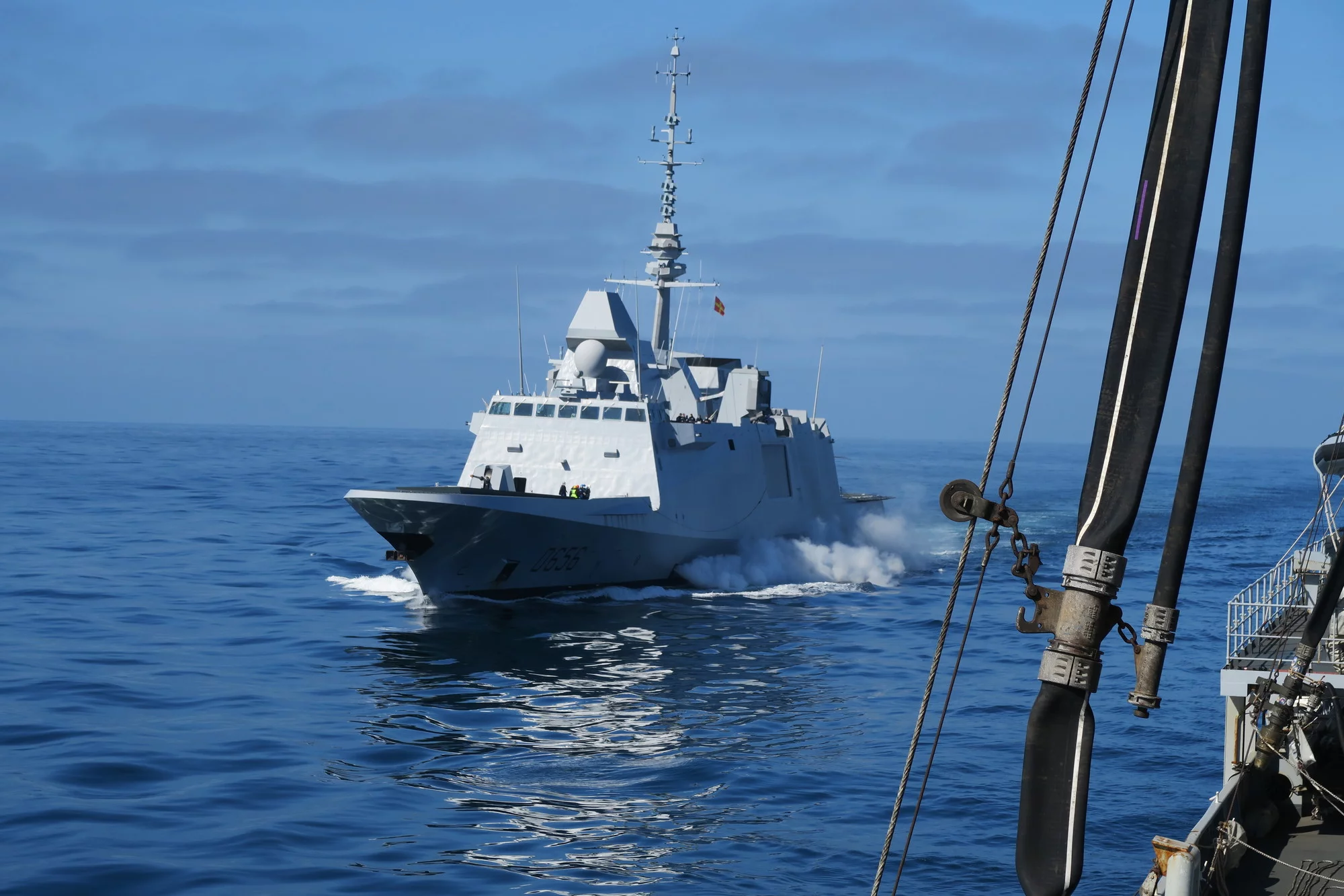 La frégate Alsace se rapproche de la Marne pour se ravitailler