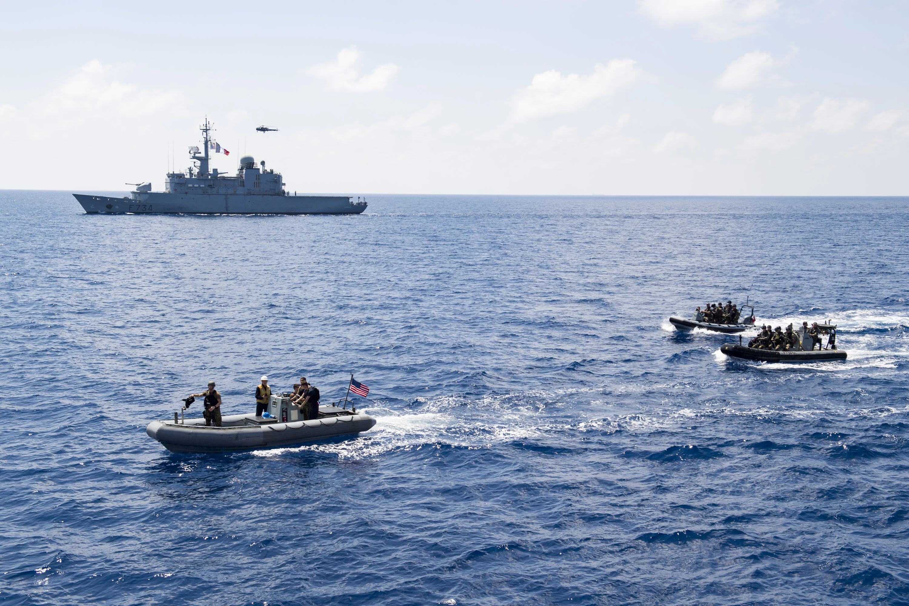 La frégate Vendémiaire effectue un échange de personnel avec le destroyer USS Michael Murphy