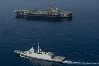 La frégate multi-missions Languedoc et le porte-avions américain Dwight D. Eisenhower