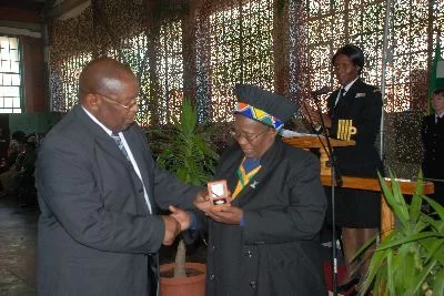 La marraine du SAS QUEEN MODJADJI I reçoit une médaille du ministre de la défense